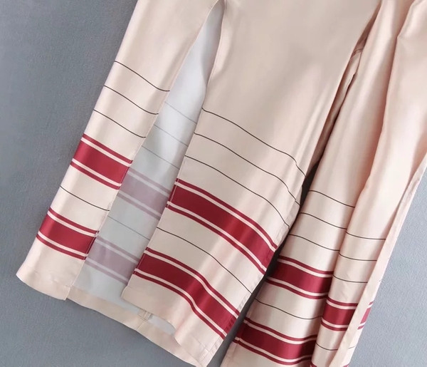 Divatos női nadrág derekán szalaggal