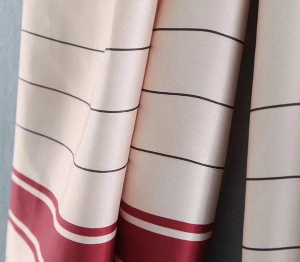 Divatos női nadrág derekán szalaggal