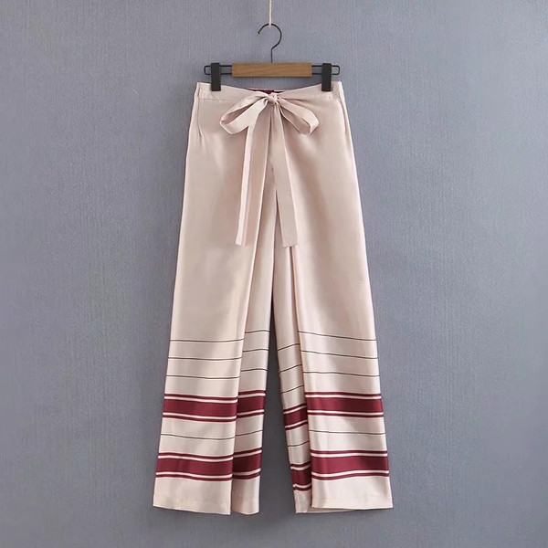Divatos női nadrág derekán szalaggal