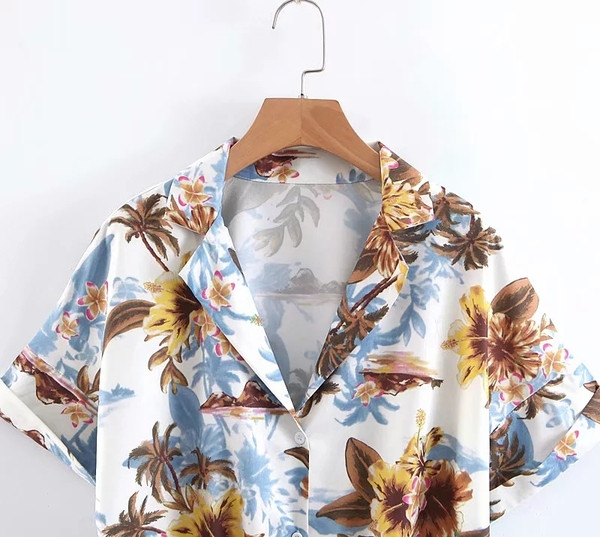 Cămașă de damă cu aplicație colorată și mâneci scurte