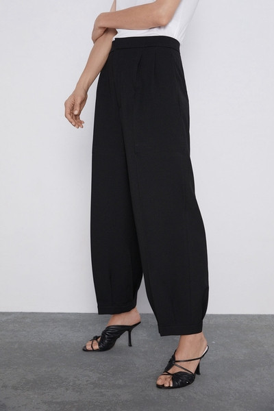 Elegáns női nadrág fekete színben keskeny szárral