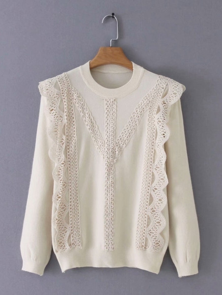 Vékony kötésből készült női pulóver csipkével