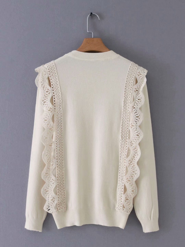 Vékony kötésből készült női pulóver csipkével