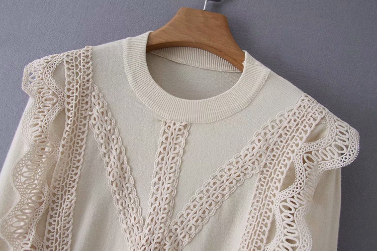 Vékony kötésből készült női pulóver csipkével