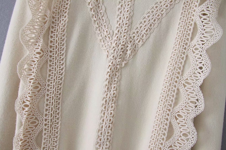 Vékony kötésből készült női pulóver csipkével