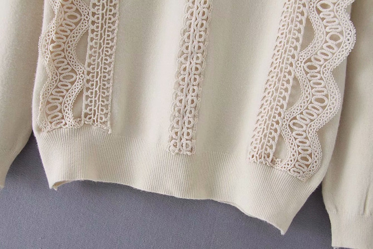 Vékony kötésből készült női pulóver csipkével