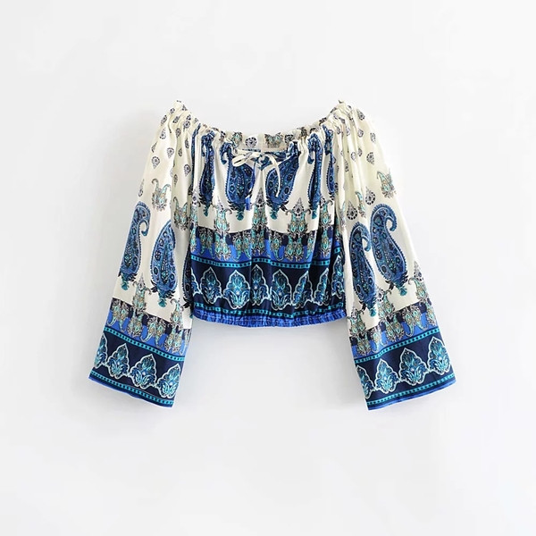 Női blúz színes motívummal, csupasz vállakkal