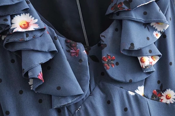 V-nyakú, virágmintás női ruha, hosszú ujjal