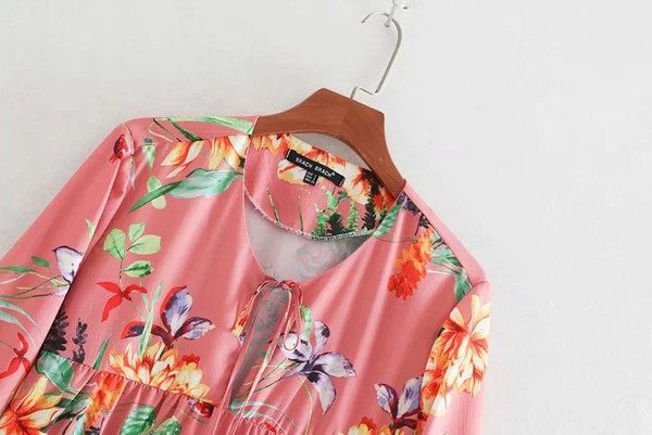 Női ruha hosszú ujjal, színes mintával