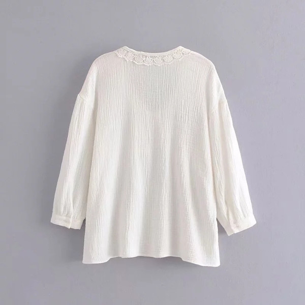 Bluză de damă cu decolteu în V de culoare albă