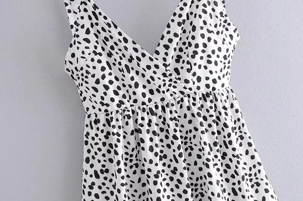 Modern női ruha - fekete-fehér szabású modell