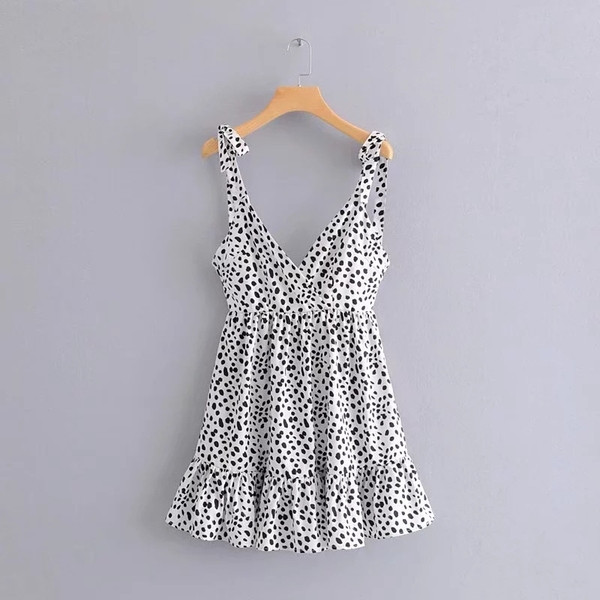 Modern női ruha - fekete-fehér szabású modell