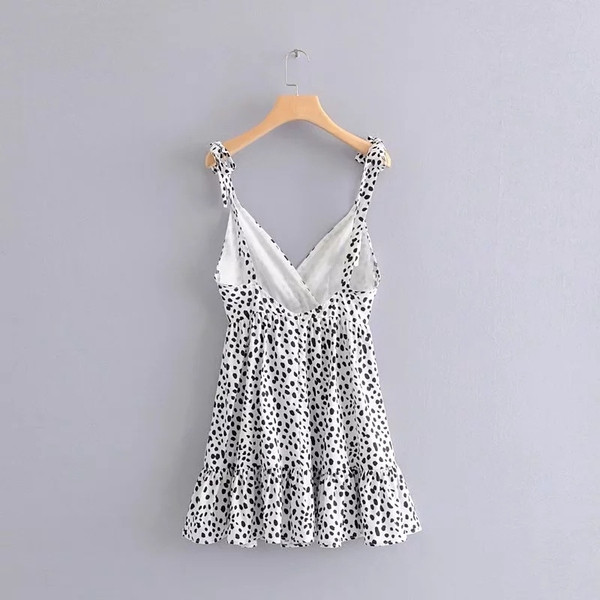 Modern női ruha - fekete-fehér szabású modell