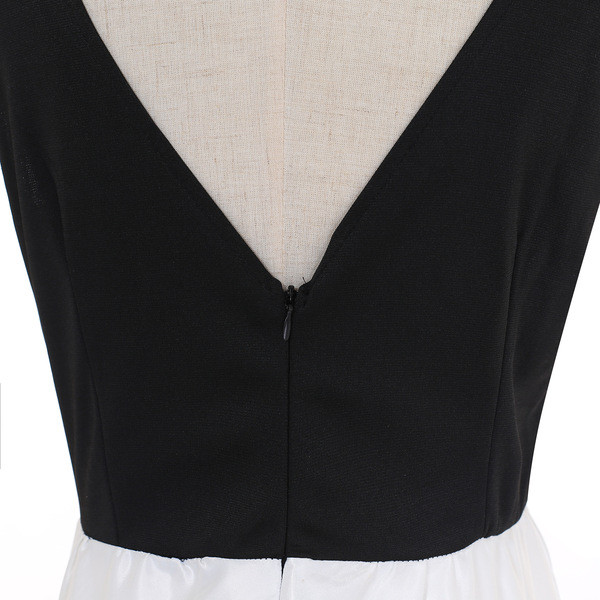 Elegáns női ruha fehér pántokkal és rátéttel