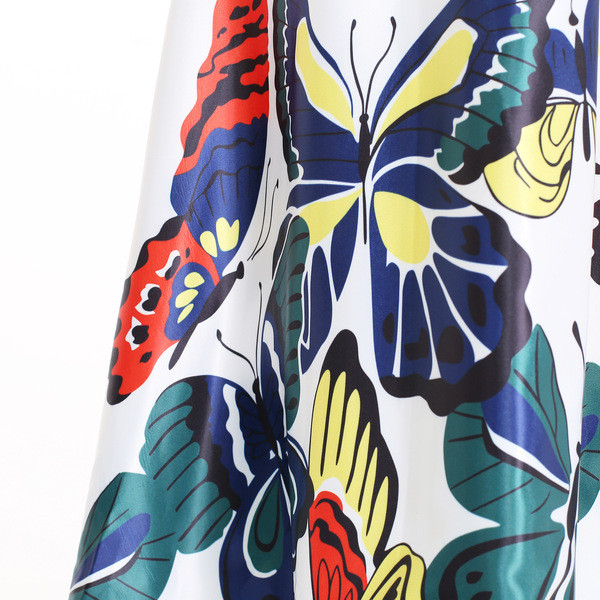 Elegáns női ruha fehér pántokkal és rátéttel