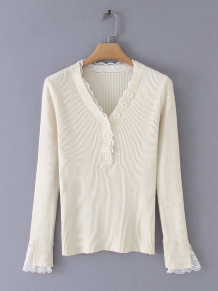 Női blúz V-nyakkal, fehér színben, csipkével és gombokkal