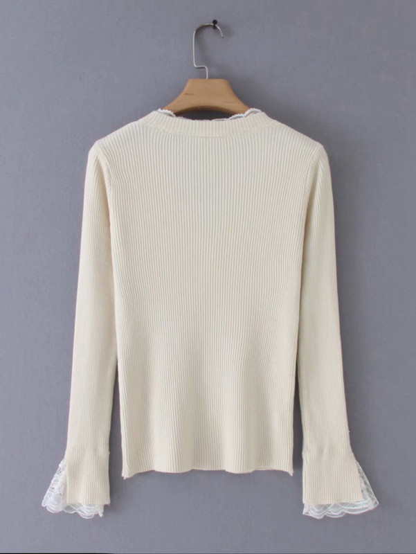 Női blúz V-nyakkal, fehér színben, csipkével és gombokkal