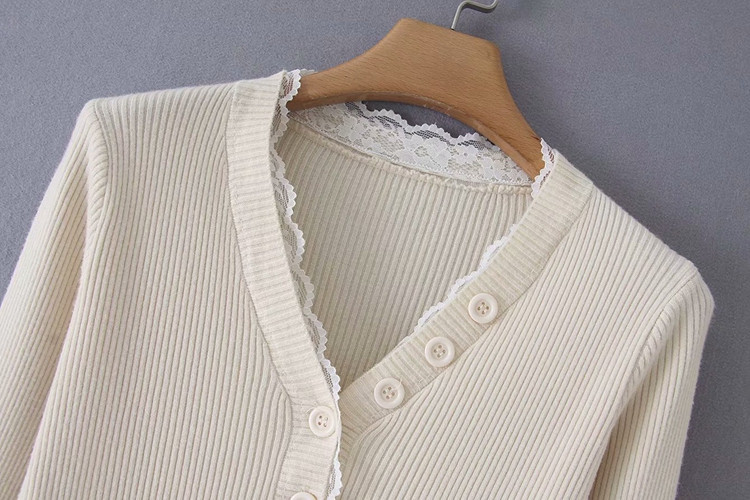 Női blúz V-nyakkal, fehér színben, csipkével és gombokkal