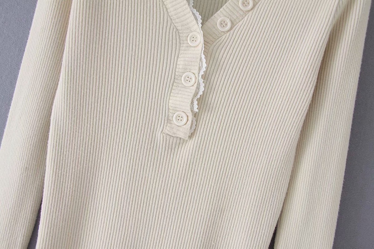 Női blúz V-nyakkal, fehér színben, csipkével és gombokkal