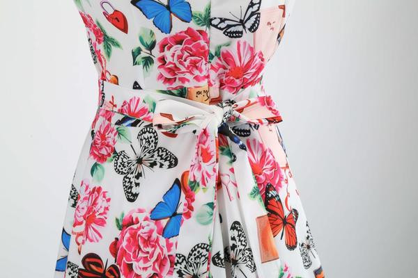 Rochie moderna de dama cu bretele late in alb cu aplicatie