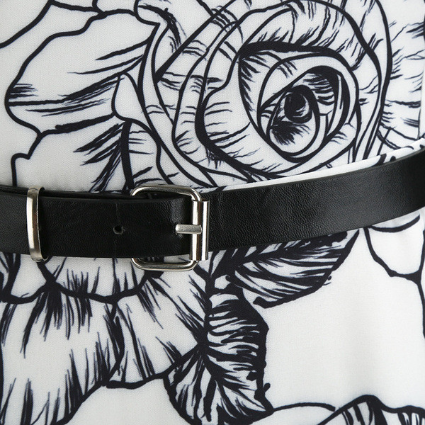 Fekete-fehér modern női ruha pántokkal