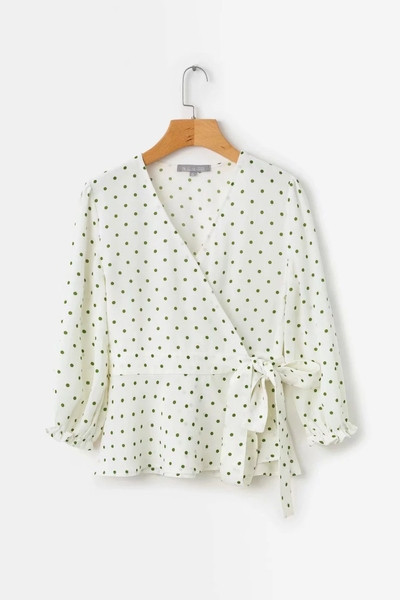 Cămașă de damă cu buline cu decolteu în V de culoare albă