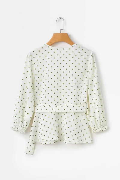 Cămașă de damă cu buline cu decolteu în V de culoare albă