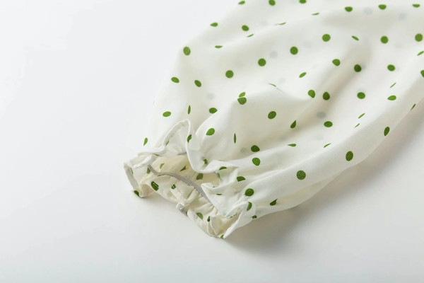 Cămașă de damă cu buline cu decolteu în V de culoare albă