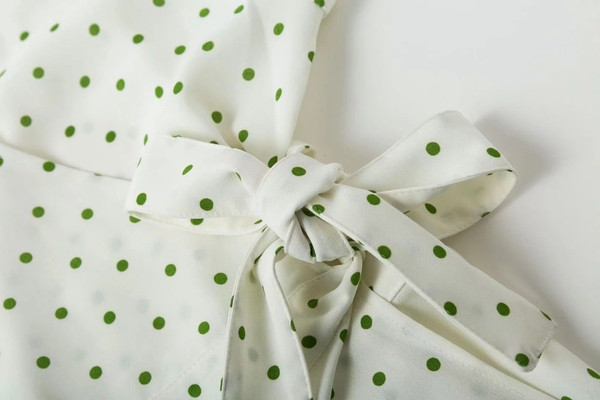 Cămașă de damă cu buline cu decolteu în V de culoare albă