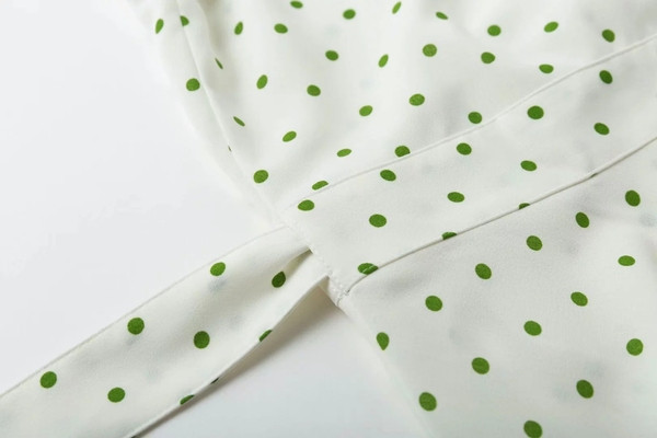 Cămașă de damă cu buline cu decolteu în V de culoare albă