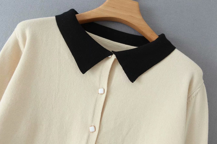 Női mellény gallérral, két színben