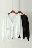 Női kardigán fehér és fekete gombokkal