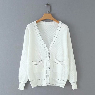 Női kardigán fehér és fekete gombokkal