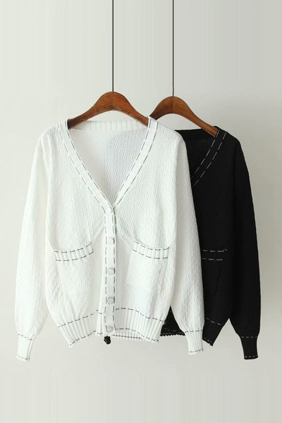 Női kardigán fehér és fekete gombokkal