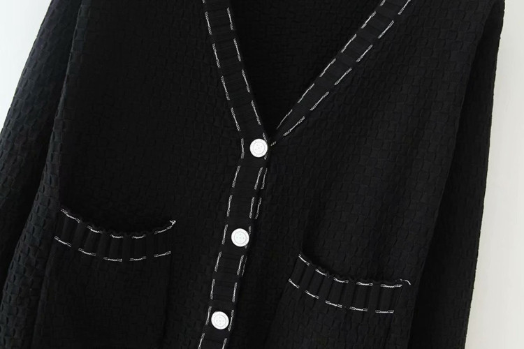 Női kardigán fehér és fekete gombokkal