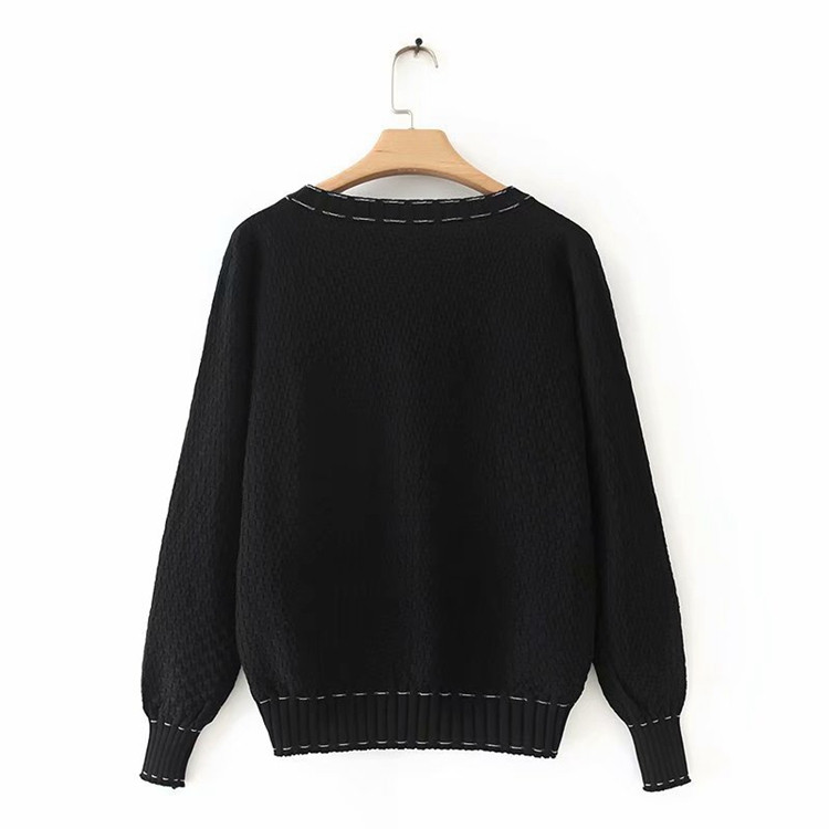 Női kardigán fehér és fekete gombokkal