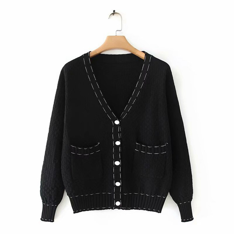 Női kardigán fehér és fekete gombokkal