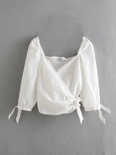 Bluză de damă cu umerii goi în culoarea albă
