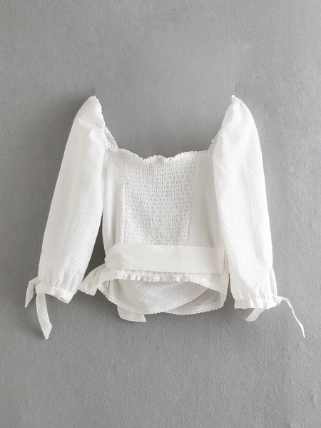 Bluză de damă cu umerii goi în culoarea albă