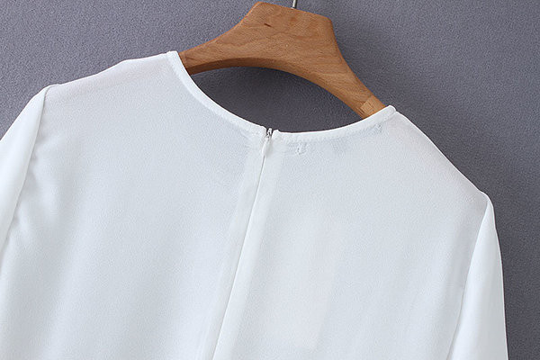 Női ruha - széles modell, rövid ujjú fehér színben