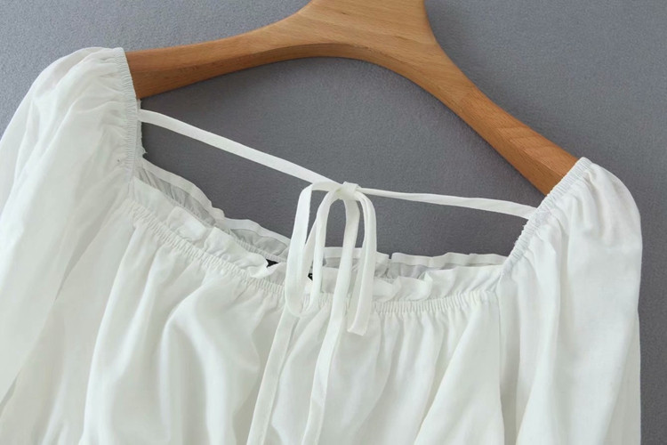 Női rövid blúz elasztikus derékkal, fehér színben