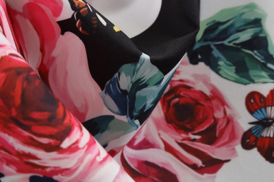 Rochie modernă de damă cu mâneci lungi și decolteu O în negru