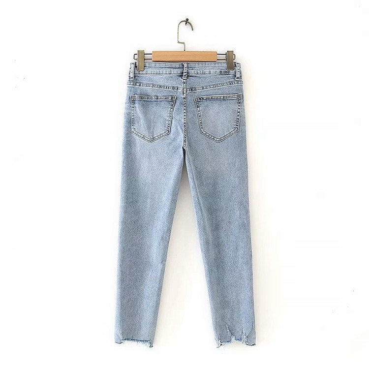 Blugi de dama moderni de culoare albastru deschis cu motive rupte - model drept