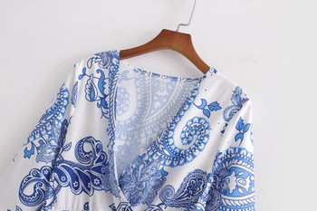 Rövid női alkalmi ruha fehér színben, színes mintával