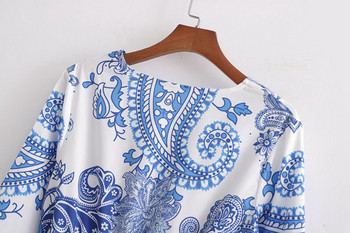 Rövid női alkalmi ruha fehér színben, színes mintával