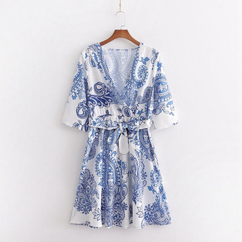 Rövid női alkalmi ruha fehér színben, színes mintával