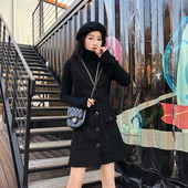 Új modell női ruha széles pántokkal és gombokkal