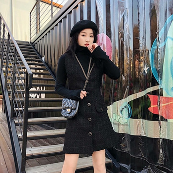 Új modell női ruha széles pántokkal és gombokkal