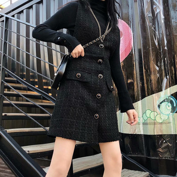 Új modell női ruha széles pántokkal és gombokkal