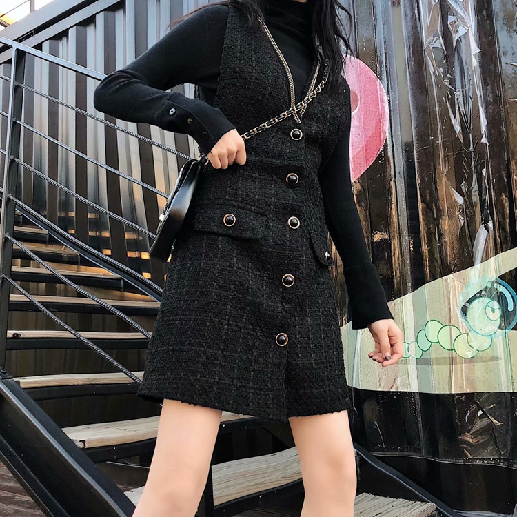 Új modell női ruha széles pántokkal és gombokkal